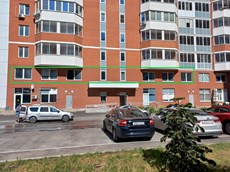 ГП16842210.Нежилое помещение.Фасад здания с выделенными окнами реализуемого объекта_2.jpg