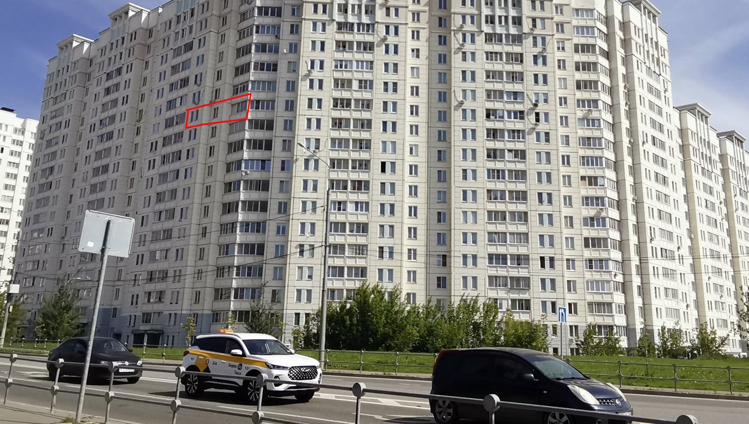 ГП16953588.Квартира.Фасад здания с выделенными окнами реализуемого объекта.jpg
