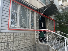 ГП16952996.Нежилое помещение.Фасад здания с выделенными окнами реализуемого объекта.jpg