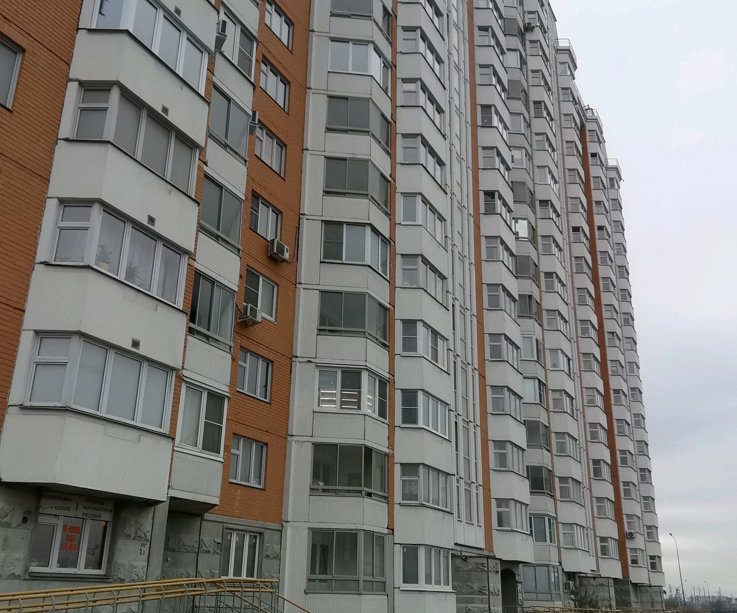 ГП16954017.Квартира.Фасад здания с выделенными окнами реализуемого объекта.jpg
