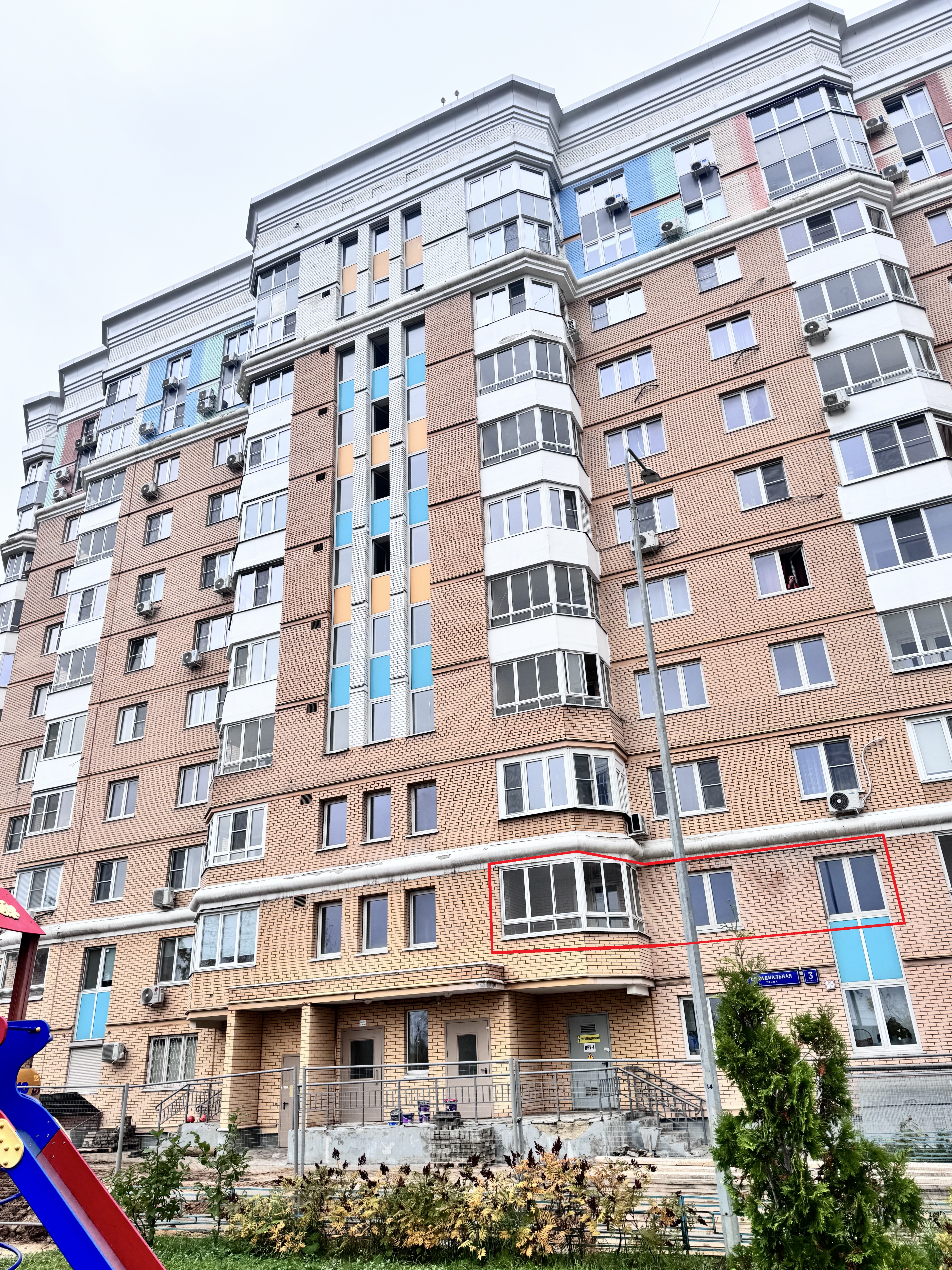 ГП16954740.Квартира.Фасад здания с выделенными окнами реализуемого объекта.jpeg