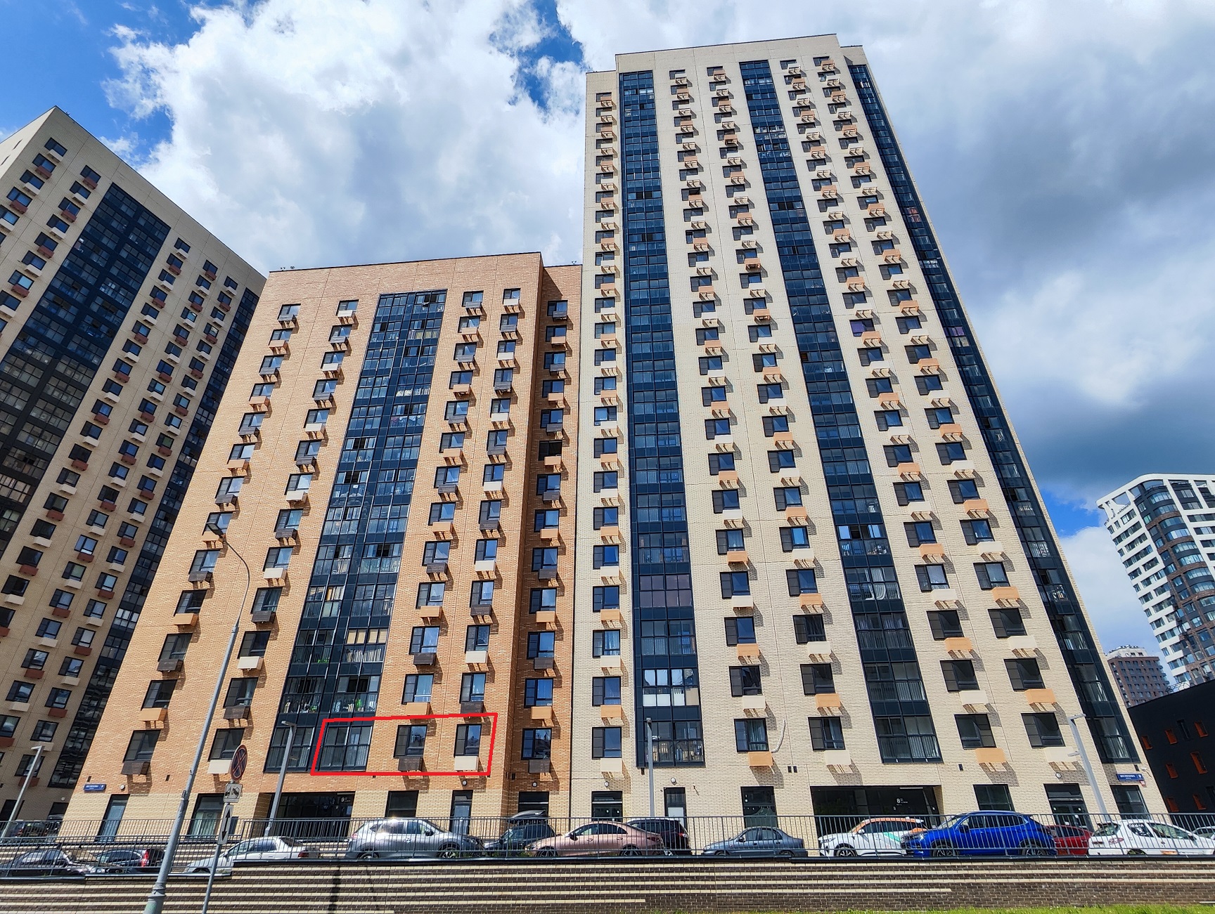 ГП16954891.Квартира.Фасад здания с выделенными окнами реализуемого объекта.jpg