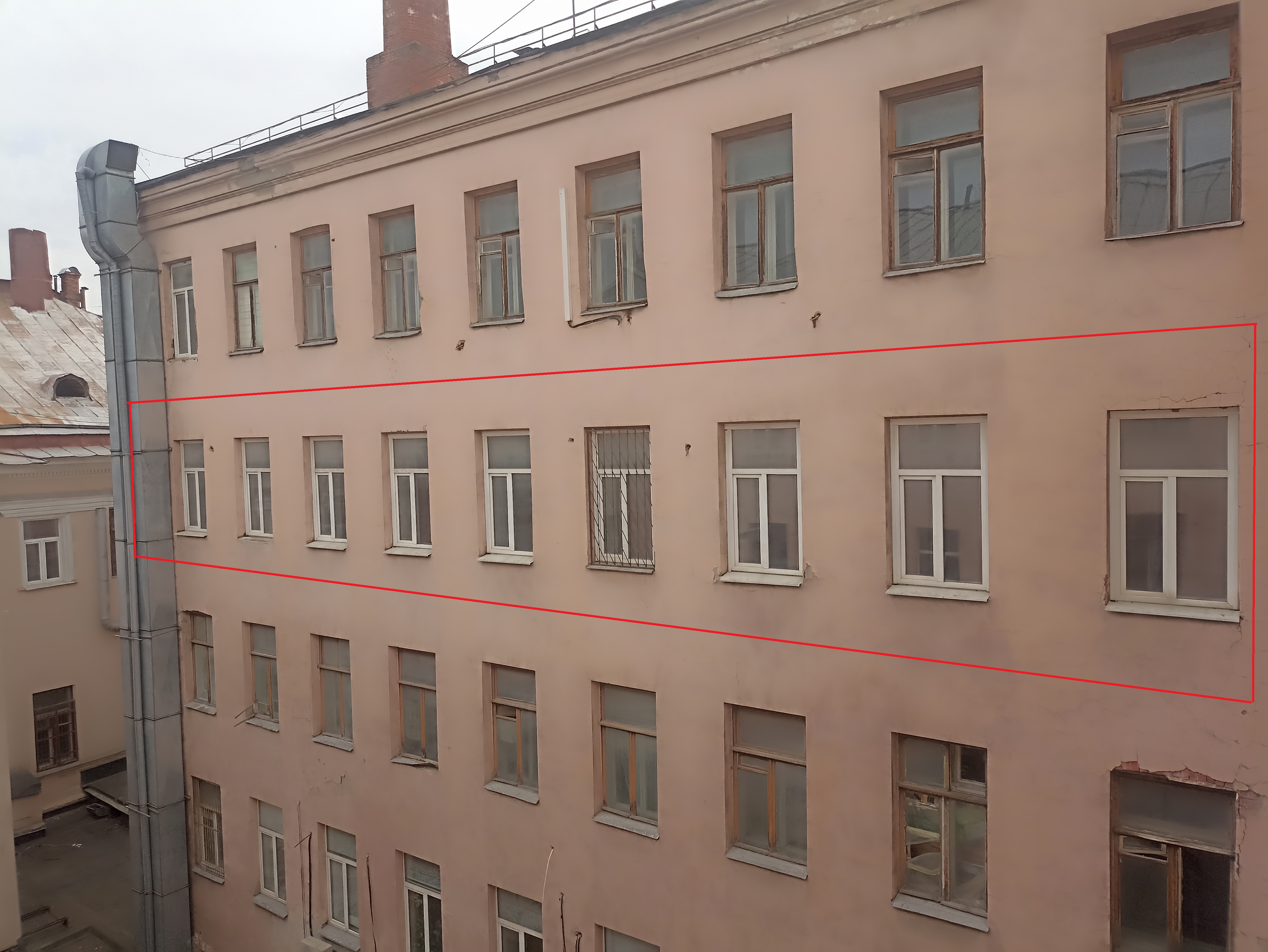 ГП16954756.Квартира.Фасад здания с выделенными окнами реализуемого объекта.jpg