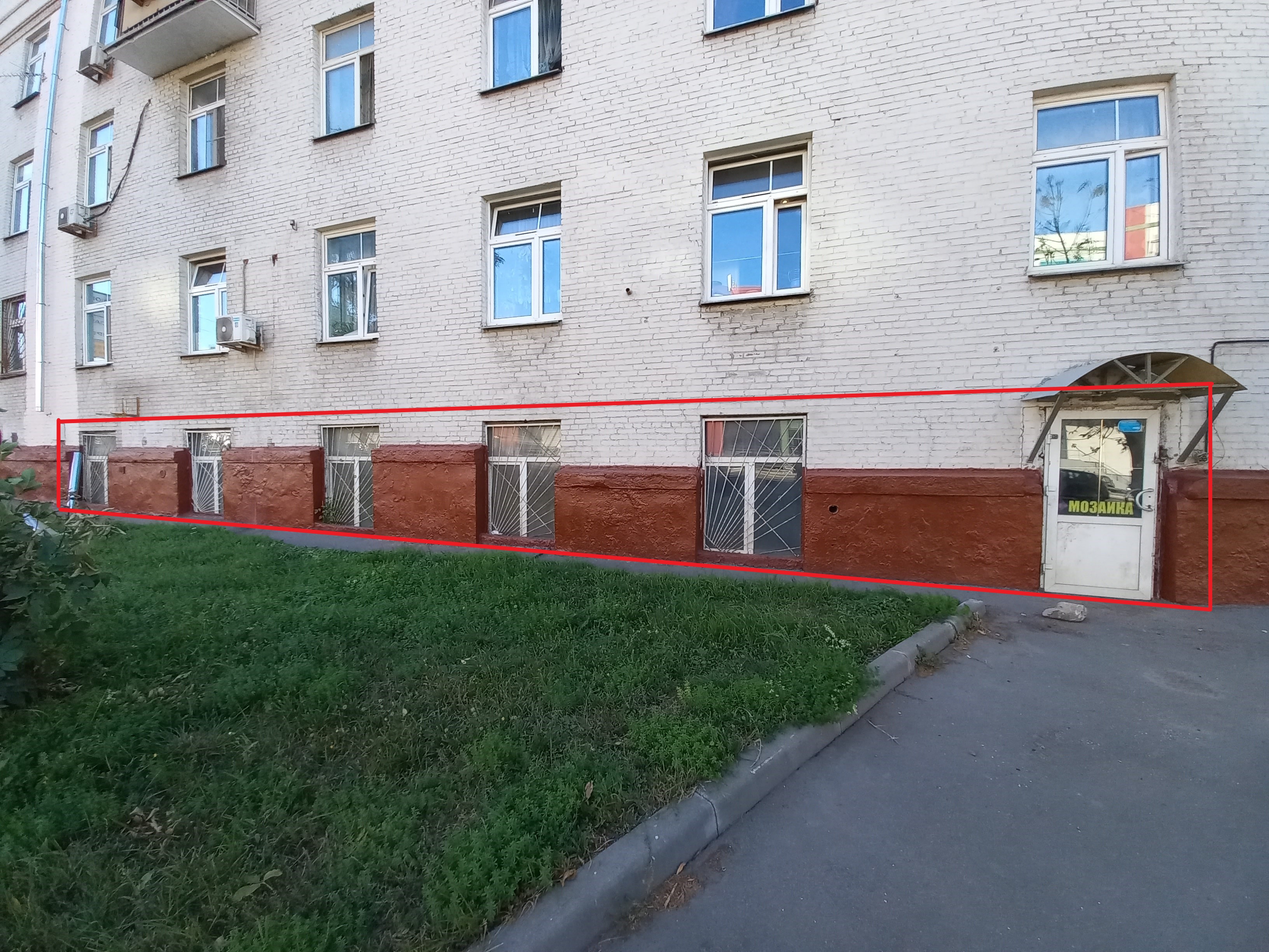 ГП16954004.Нежилое помещение.Фасад здания с выделенными окнами реализуемого объекта.jpg