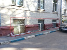 ГП16954004.Нежилое помещение.Фасад здания с выделенными окнами реализуемого объекта_2.jpg