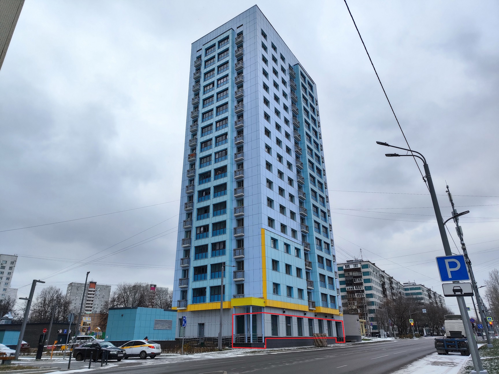 ГП16958019.Нежилое помещение.Фасад здания с выделенными окнами реализуемого объекта.jpg