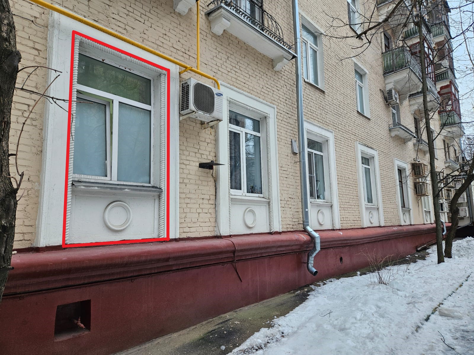 ГП16956707.Нежилое помещение.Фасад здания с выделенными окнами реализуемого объекта.jpeg