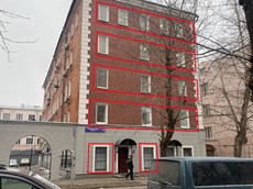 ГП16956790.Нежилое помещение.Фасад здания с выделенными окнами реализуемого объекта.jpg