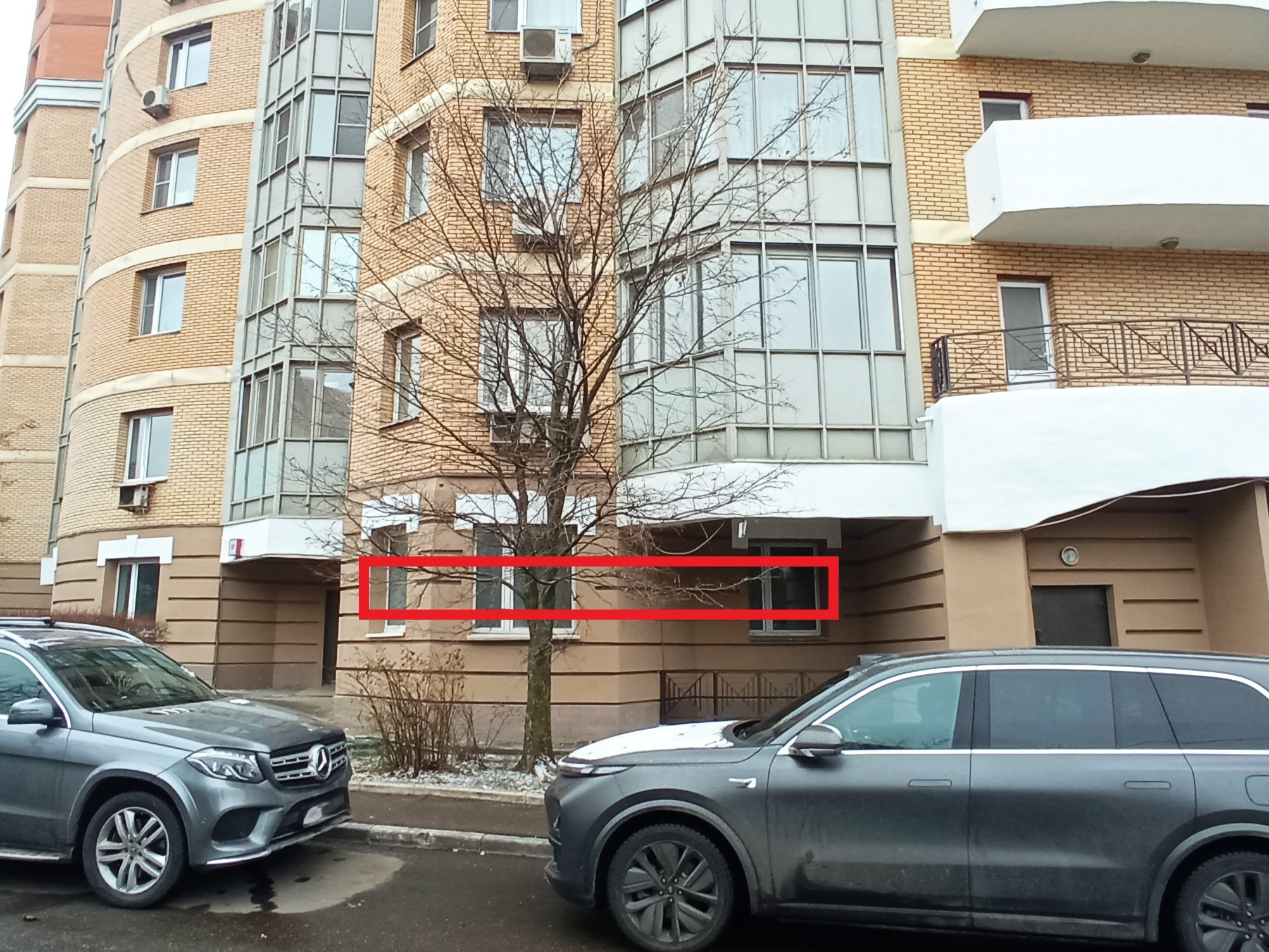 ГП16956360.Нежилое помещение.Фасад здания с выделенными окнами реализуемого объекта_2.jpg