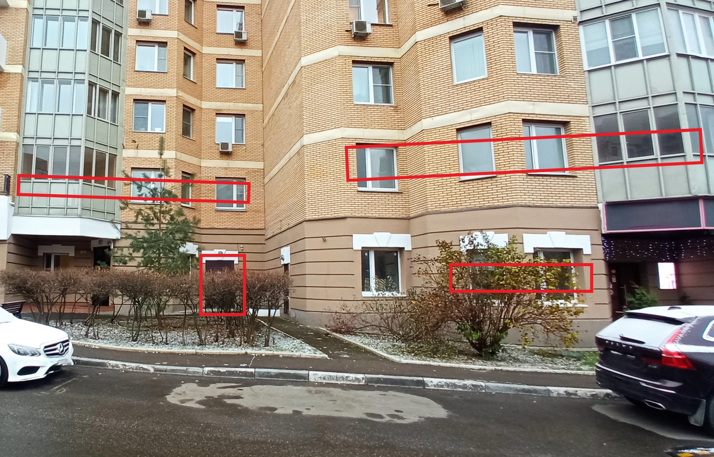 ГП16956360.Нежилое помещение.Фасад здания с выделенными окнами реализуемого объекта.jpg