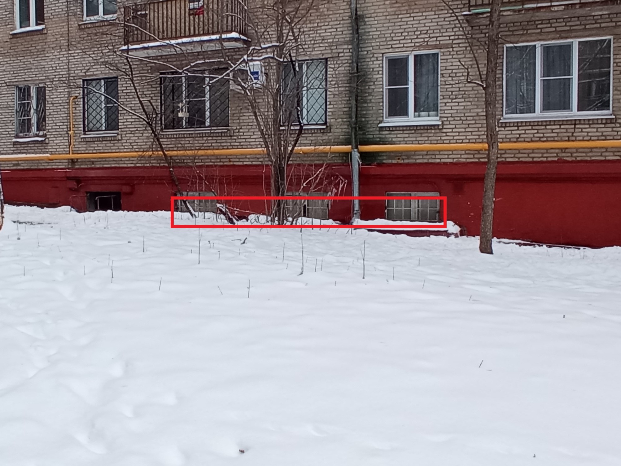 ГП16958055.Нежилое помещение.Фасад здания с выделенными окнами реализуемого объекта.jpg