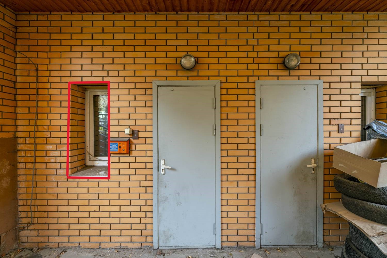 ГП16946531.Нежилое помещение.Фасад здания с выделенными окнами реализуемого объекта.jpg