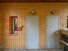 ГП16946531.Нежилое помещение.Фасад здания с выделенными окнами реализуемого объекта.jpg