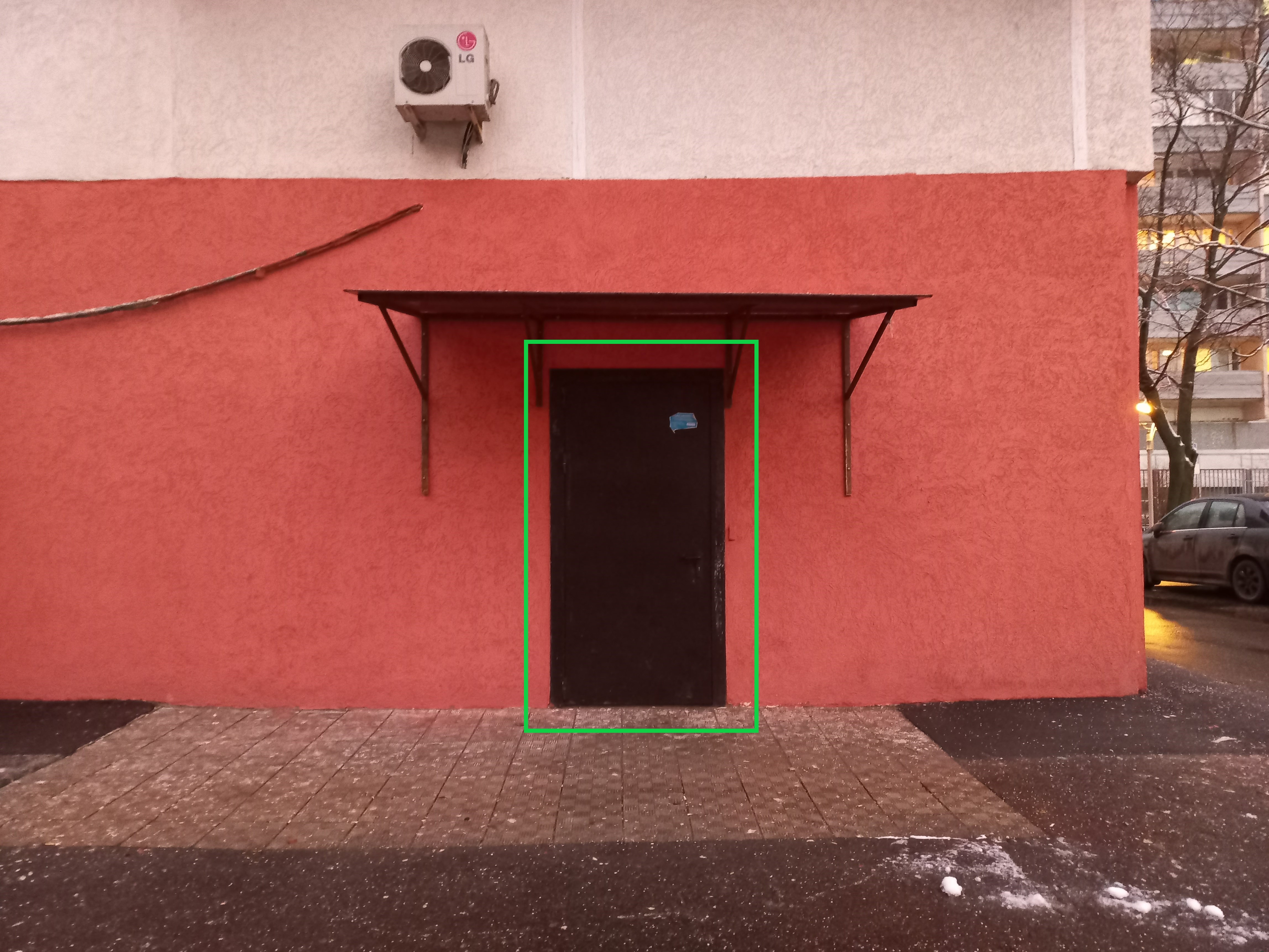 ГП16956944.Нежилое помещение.Фасад здания с выделенными окнами реализуемого объекта.jpg