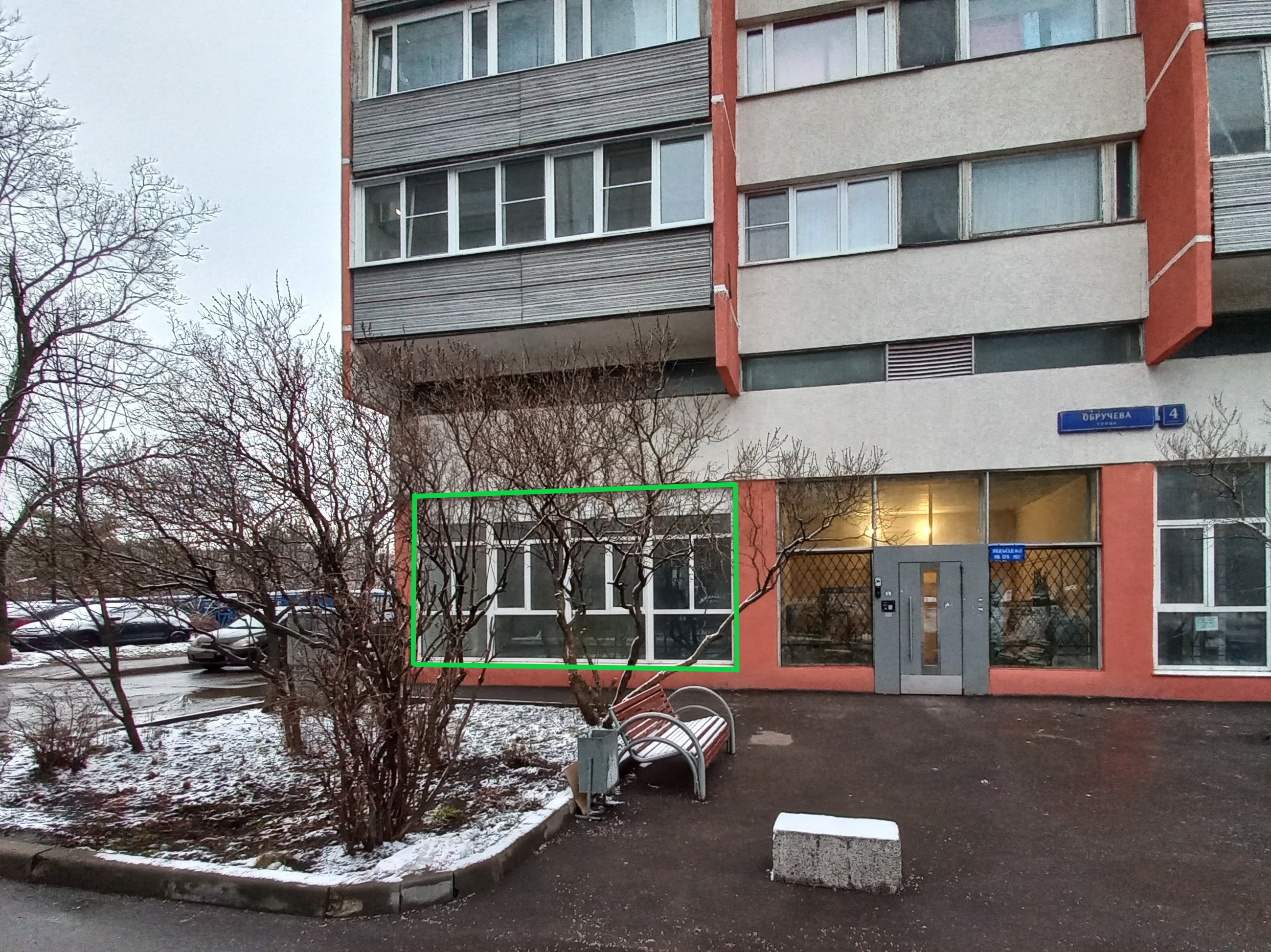 ГП16956944.Нежилое помещение.Фасад здания с выделенными окнами реализуемого объекта_2.jpg