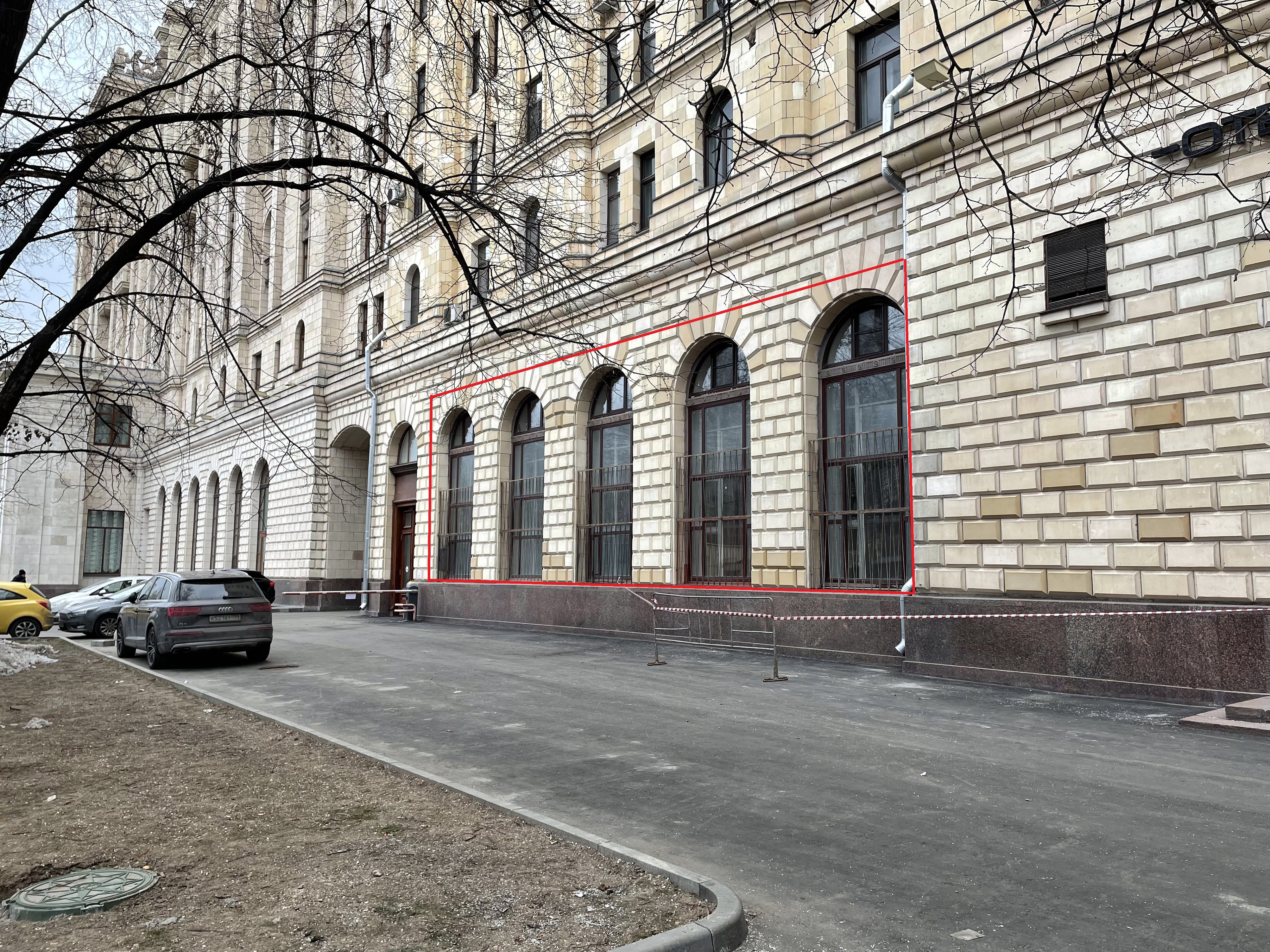 ГП16956541.Нежилое помещение.Фасад здания с выделенными окнами реализуемого объекта_2.jpg