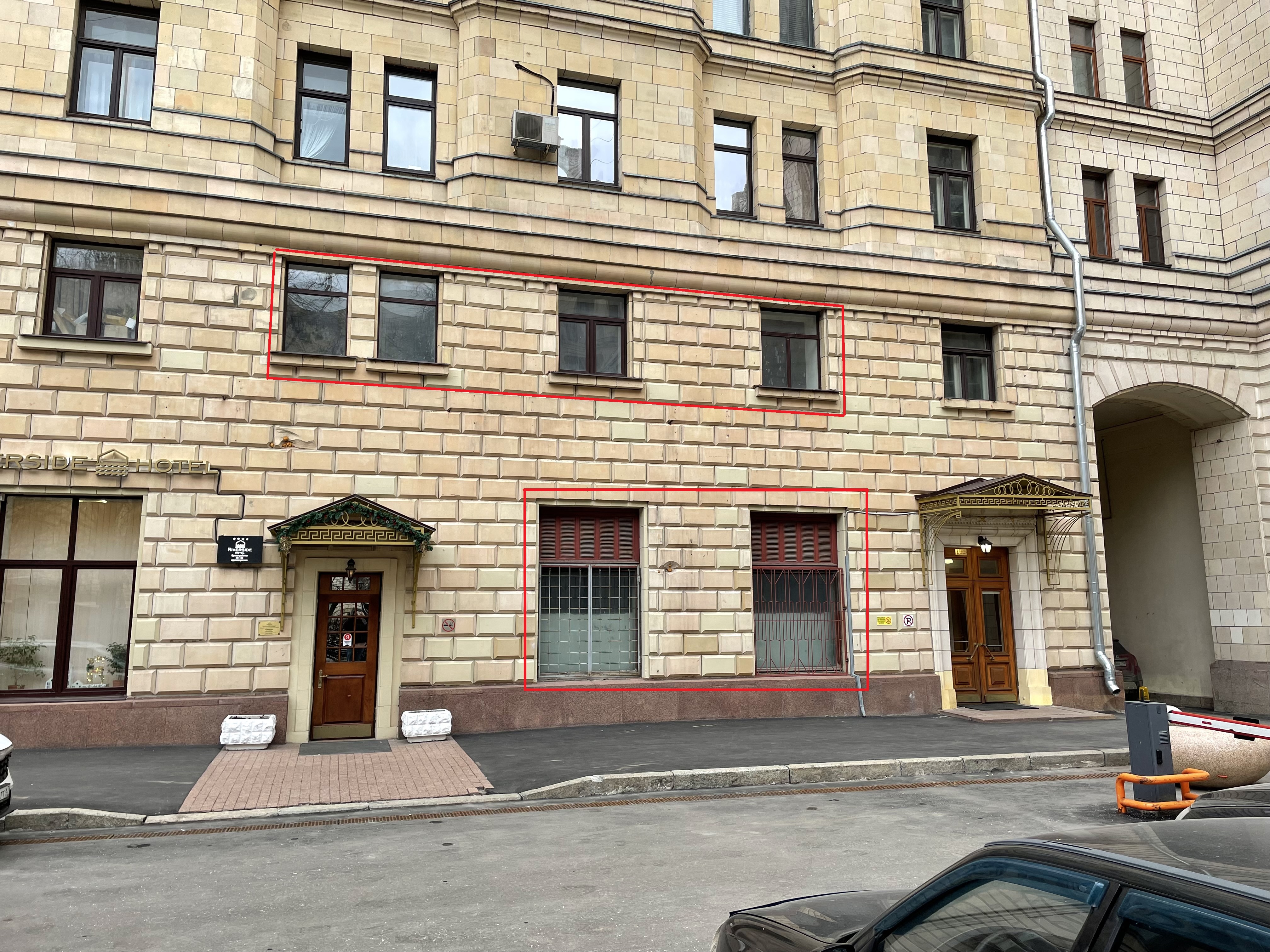 ГП16956541.Нежилое помещение.Фасад здания с выделенными окнами реализуемого объекта.jpg