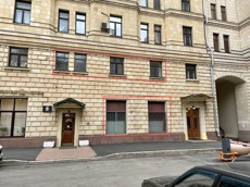 ГП16956541.Нежилое помещение.Фасад здания с выделенными окнами реализуемого объекта.jpg