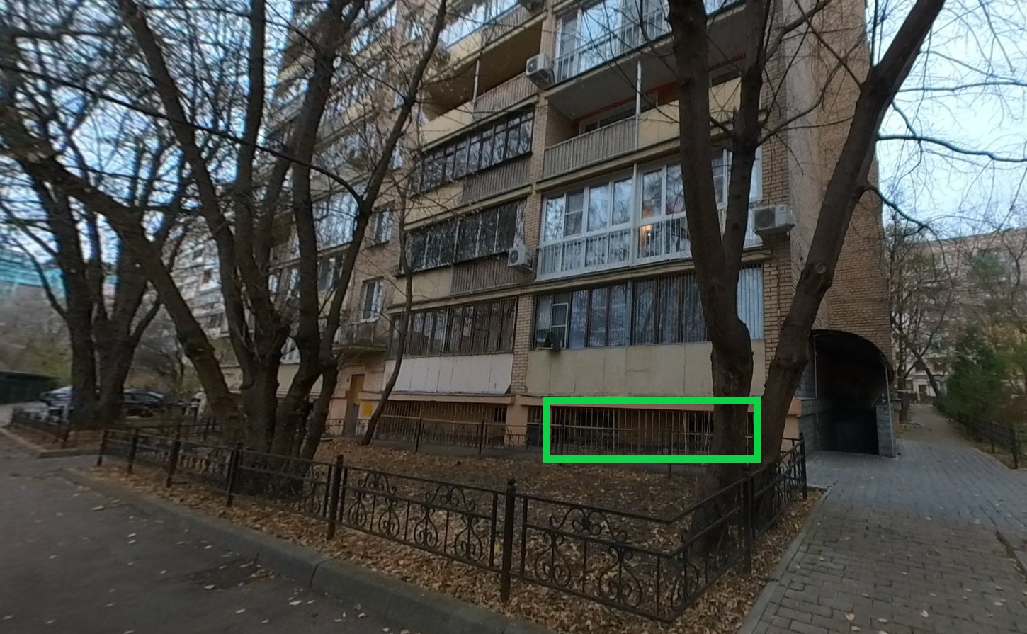 ГП16960367.Нежилое помещение.Фасад здания с выделенными окнами реализуемого объекта.jpg