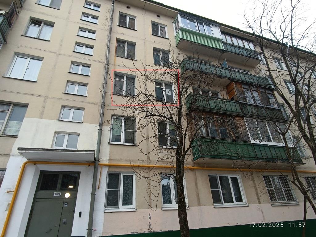 ГП16960470.Комната.Фасад здания с выделенными окнами реализуемого объекта.jpg