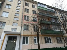 ГП16960470.Комната.Фасад здания с выделенными окнами реализуемого объекта.jpg