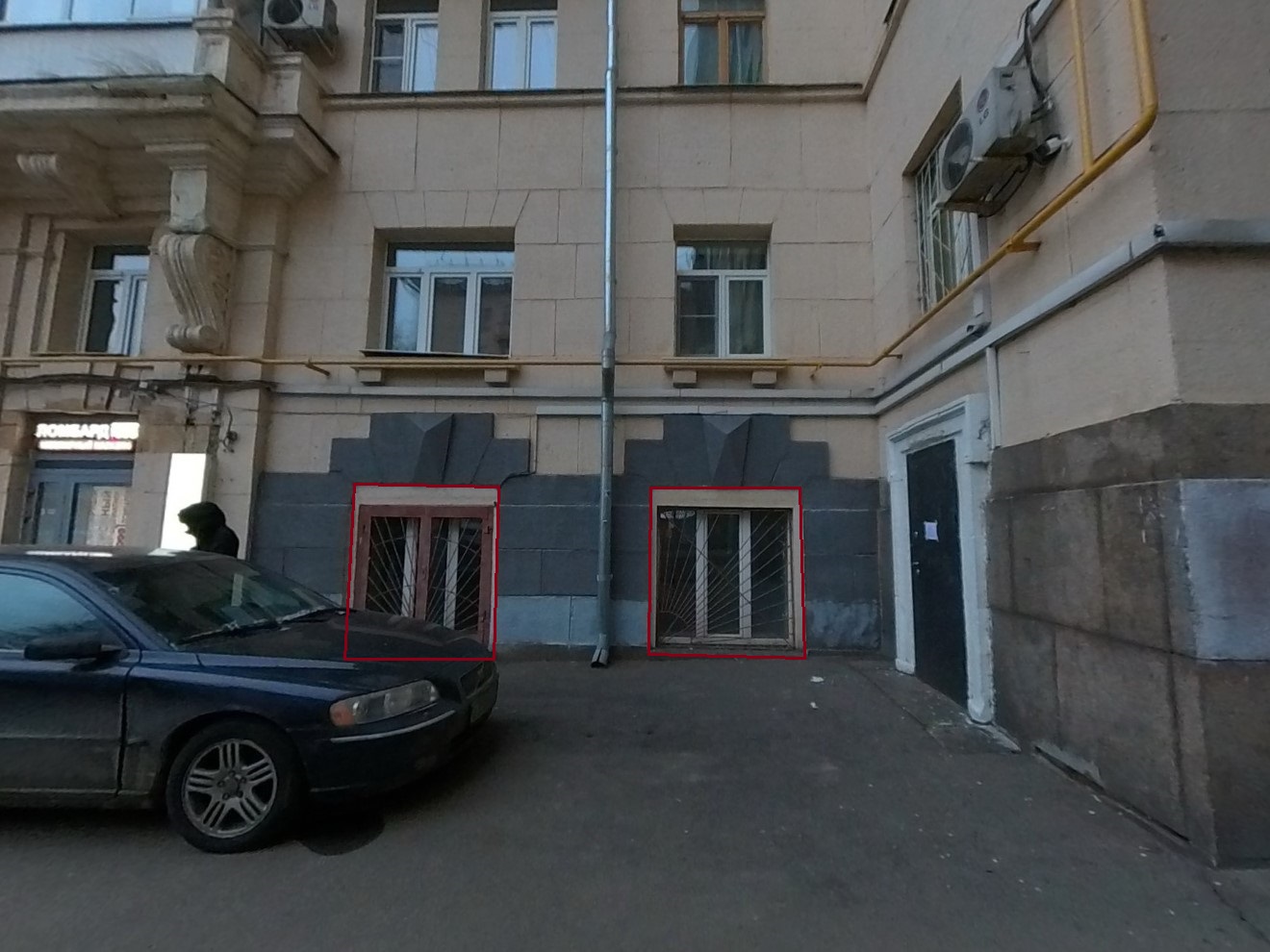ГП16946529.Нежилое помещение.Фасад здания с выделенными окнами реализуемого объекта_2.jpg