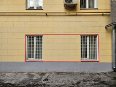 ГП16960153.Нежилое помещение.Фасад здания с выделенными окнами реализуемого объекта_2.jpg