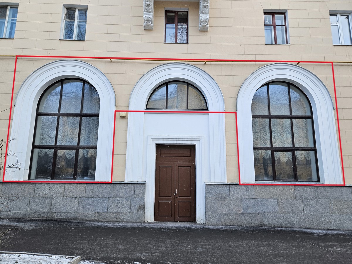 ГП16960153.Нежилое помещение.Фасад здания с выделенными окнами реализуемого объекта.jpg
