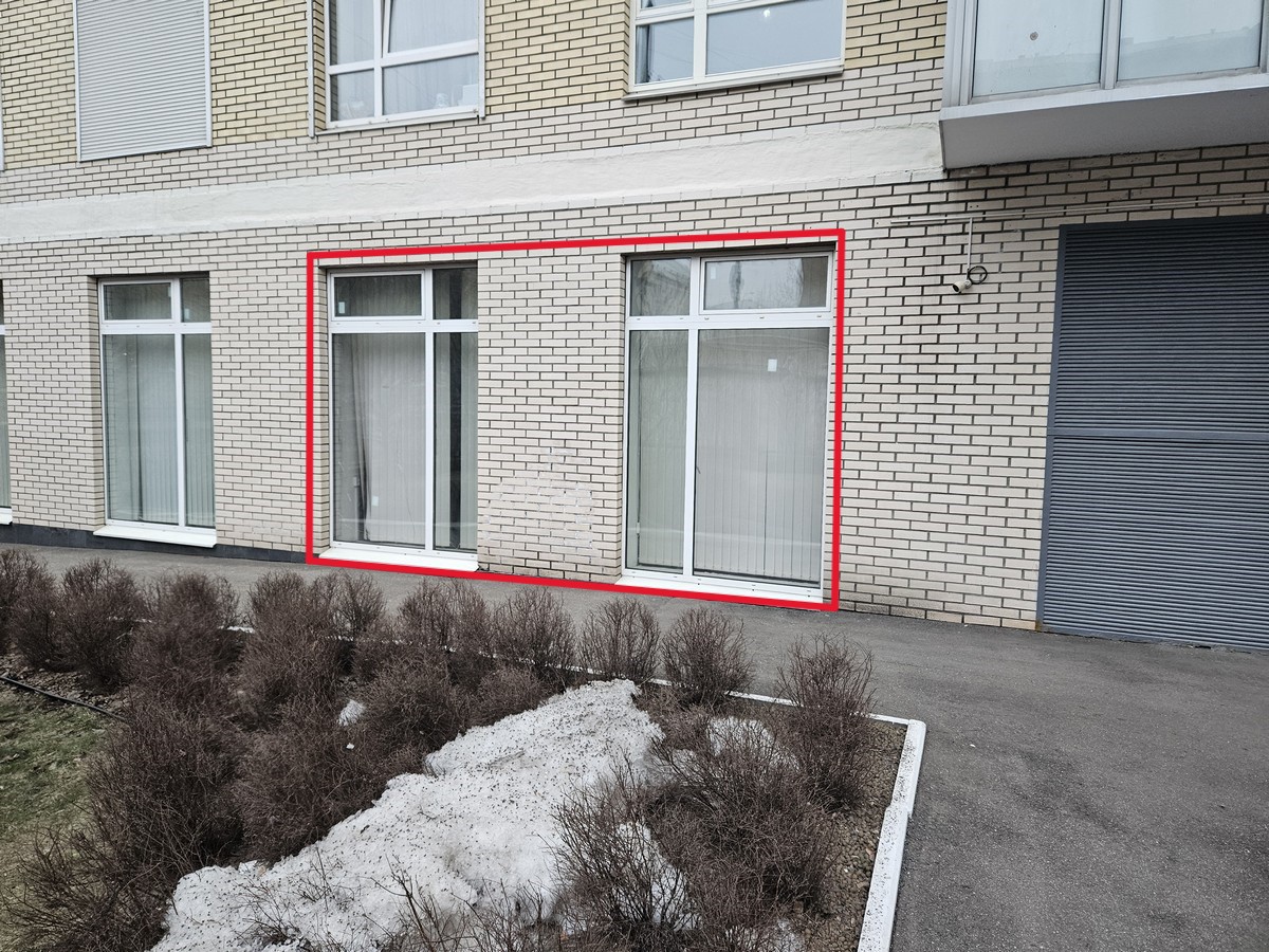 ГП16959536.Нежилое помещение.Фасад здания с выделенными окнами реализуемого объекта.jpg