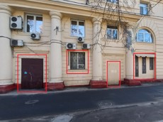 ГП16960646.Нежилое помещение.Фасад здания с выделенными окнами реализуемого объекта.jpg