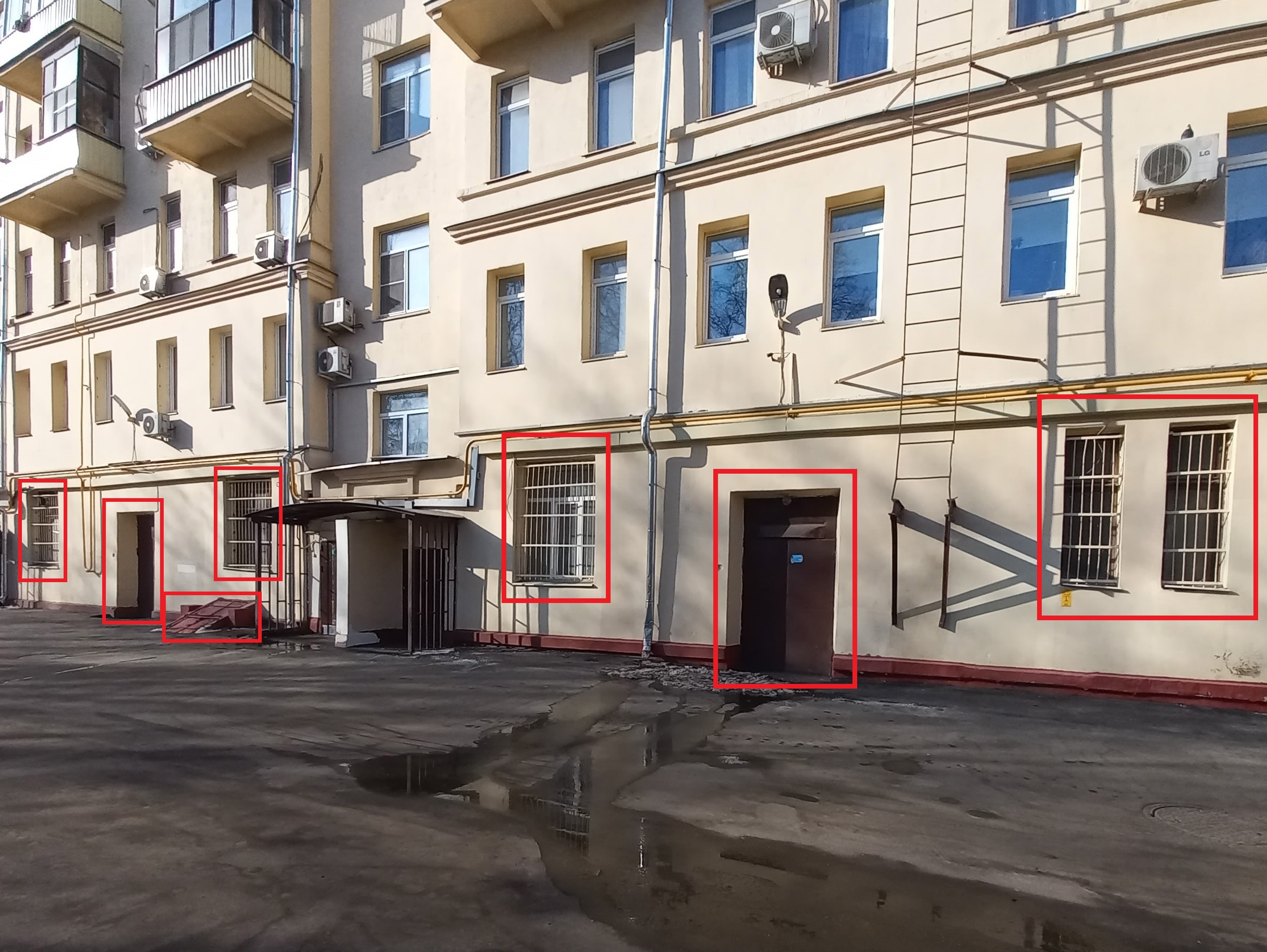 ГП16960646.Нежилое помещение.Фасад здания с выделенными окнами реализуемого объекта_2.jpg
