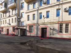 ГП16960646.Нежилое помещение.Фасад здания с выделенными окнами реализуемого объекта_2.jpg