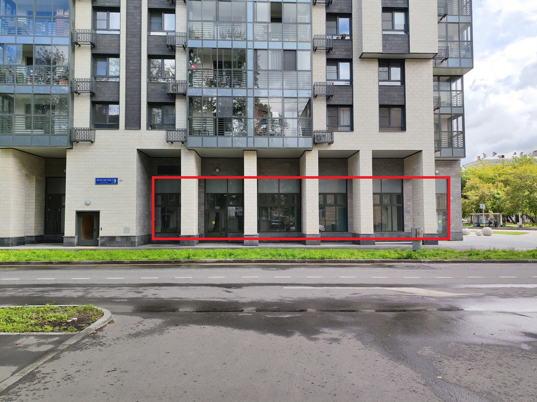 ГП16954306.Нежилое помещение.Фасад здания с выделенными окнами реализуемого объекта_2.jpg