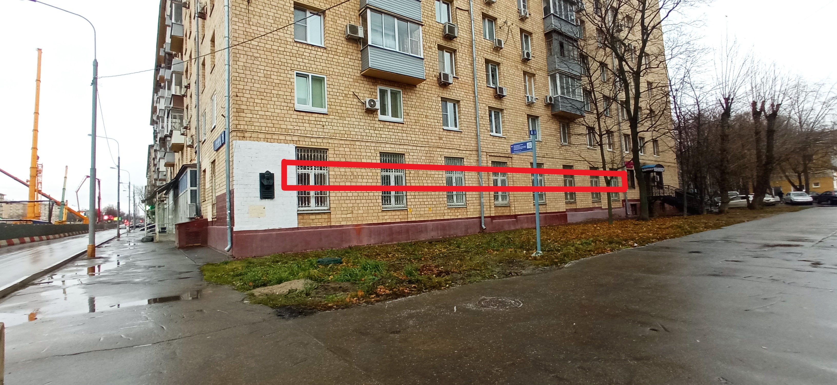 ГП16939925.Нежилое помещение.Фасад здания с выделенными окнами реализуемого объекта_2.jpg
