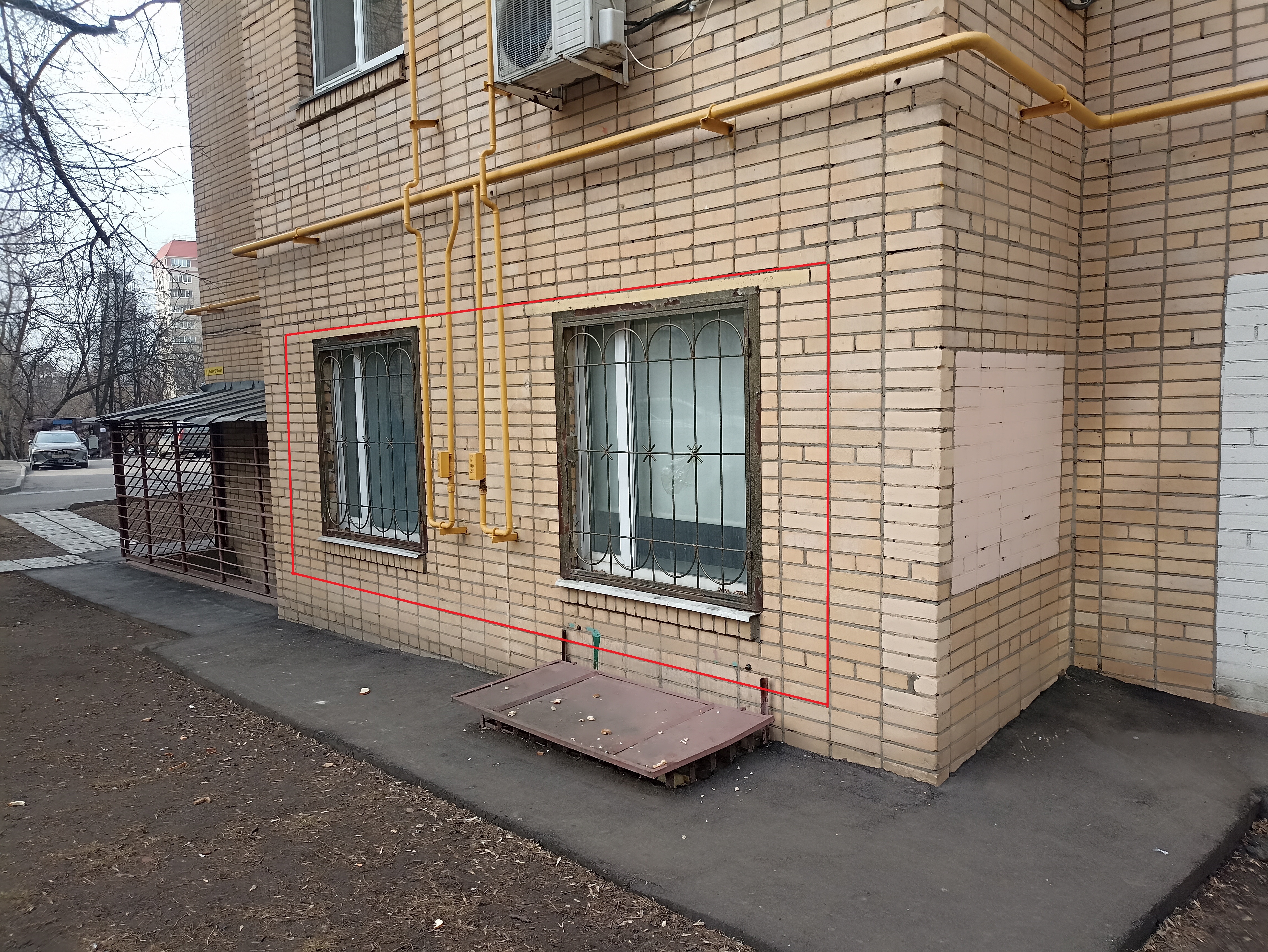 ГП16960031.Нежилое помещение.Фасад здания с выделенными окнами реализуемого объекта.jpg