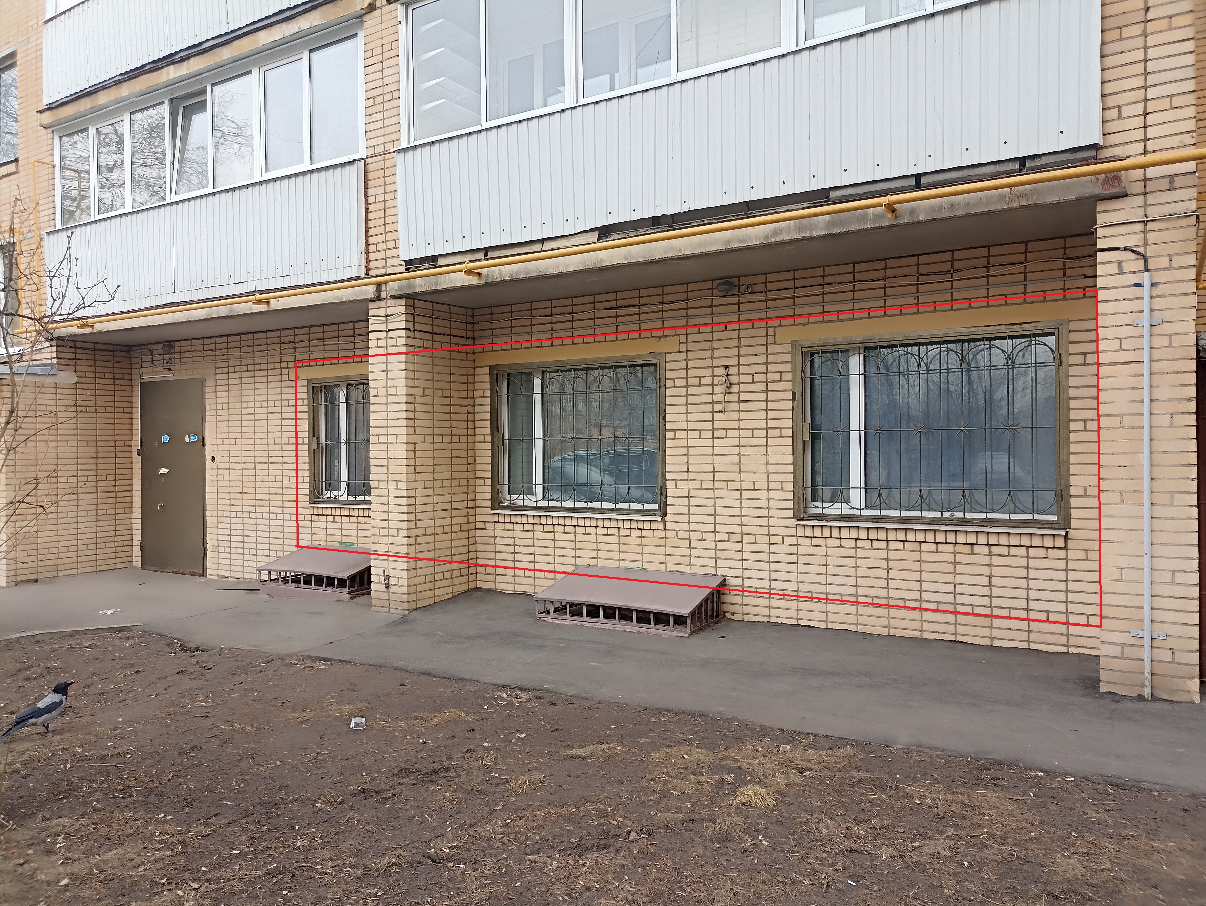 ГП16960031.Нежилое помещение.Фасад здания с выделенными окнами реализуемого объекта_2.jpg