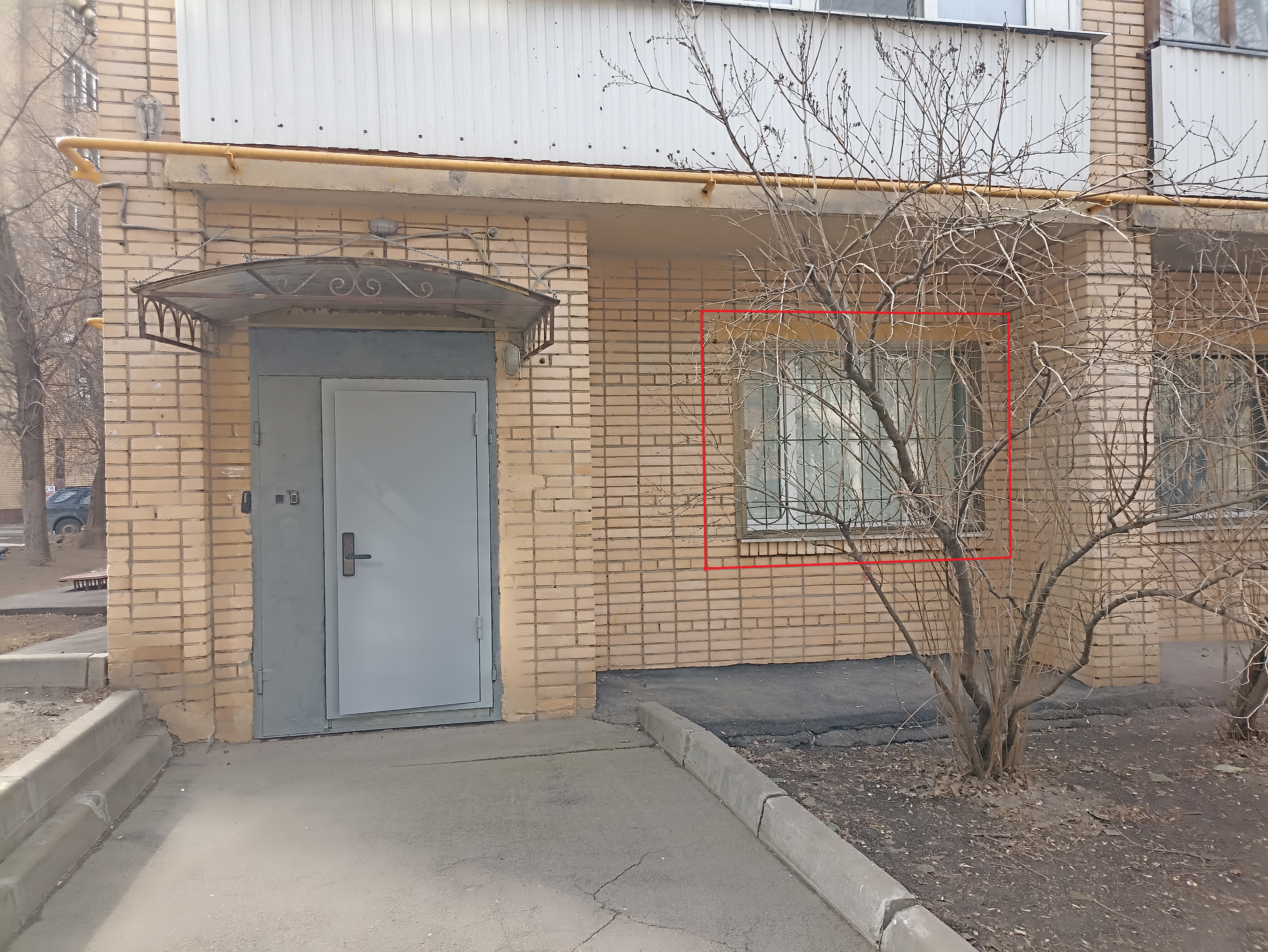 ГП16960031.Нежилое помещение.Фасад здания с выделенными окнами реализуемого объекта_3.jpg