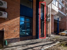 ГП16943169.Нежилое помещение.Фасад здания с выделенными окнами реализуемого объекта_2.jpg