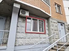 ГП16960771.Нежилое помещение.Фасад здания с выделенными окнами реализуемого объекта_3.jpg