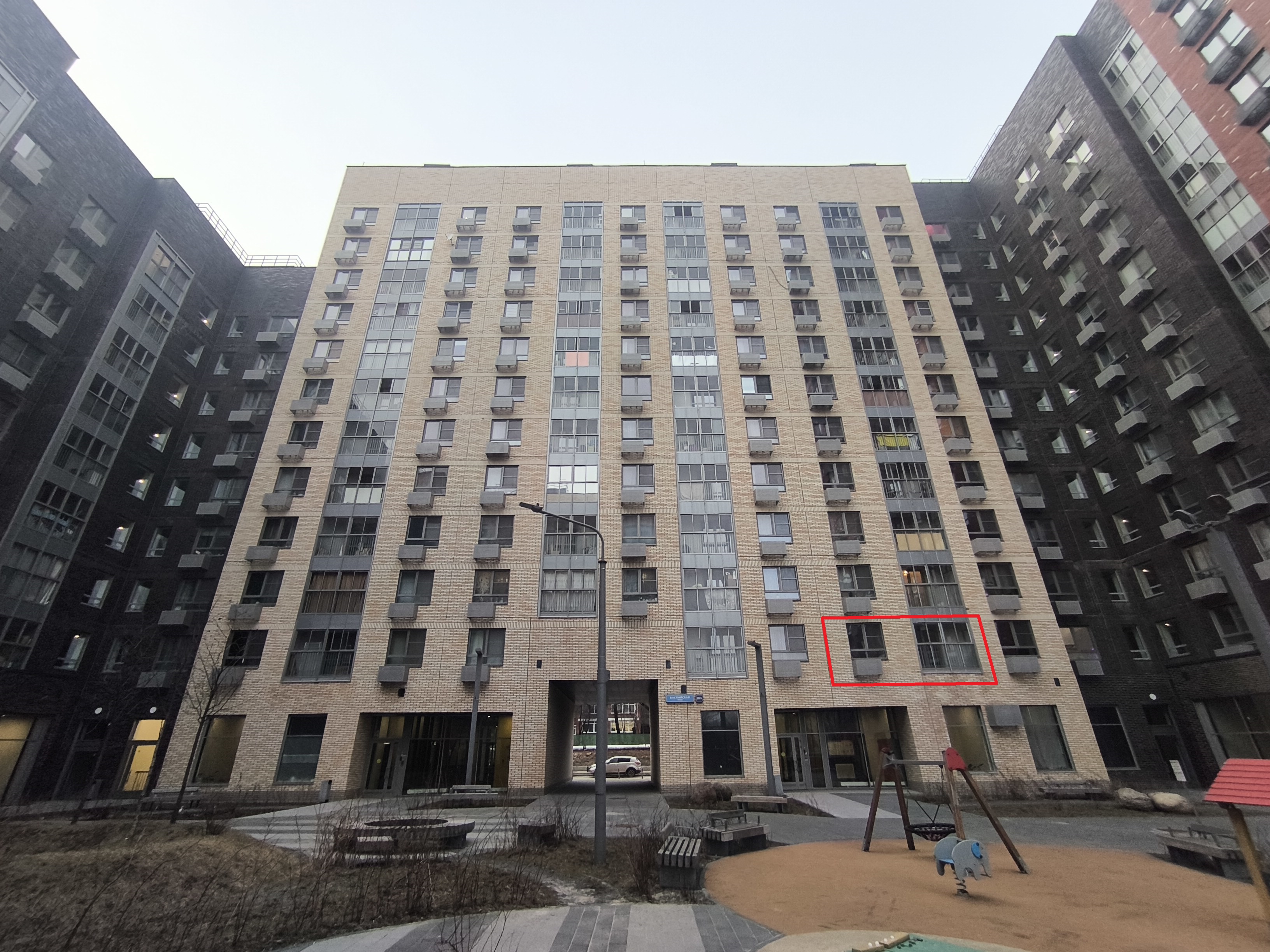 ГП16961352.Квартира.Фасад здания с выделенными окнами реализуемого объекта.jpg