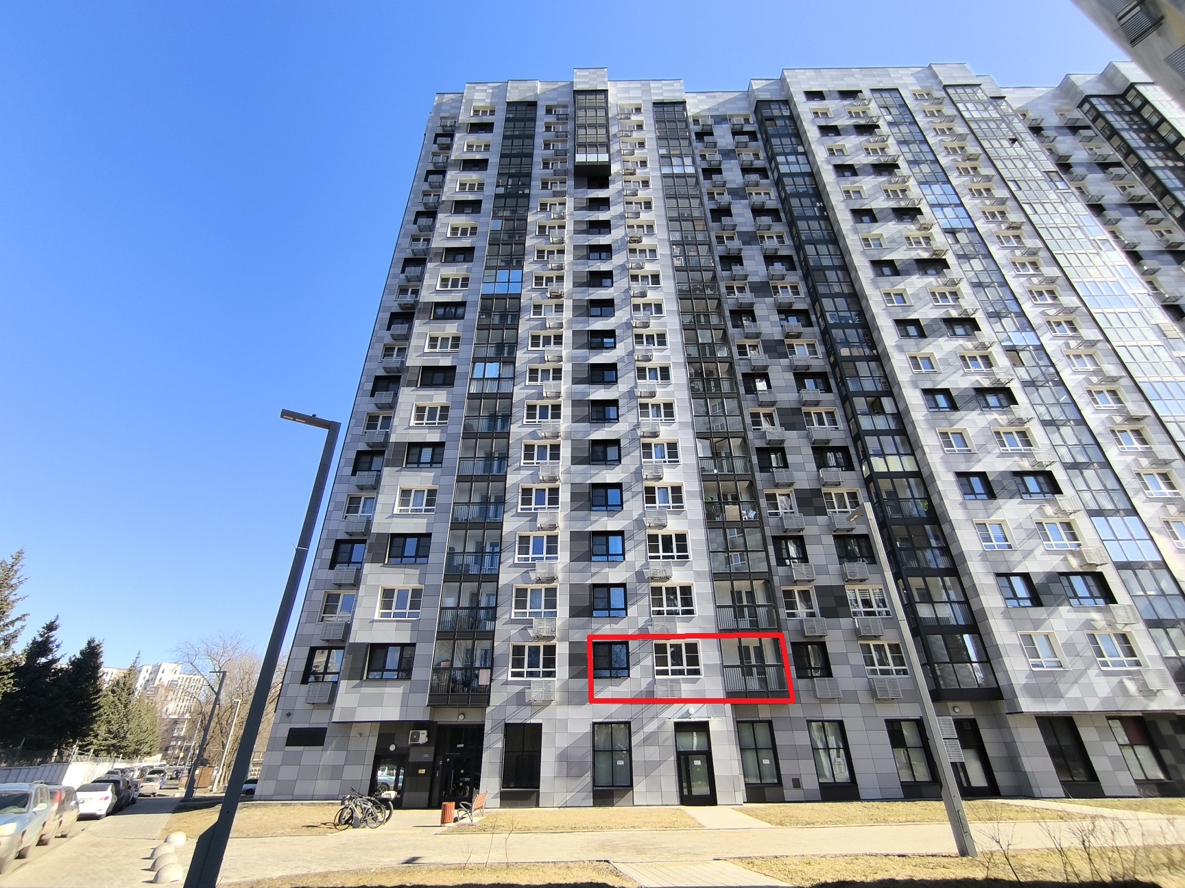 ГП16961370.Квартира.Фасад здания с выделенными окнами реализуемого объекта.jpg