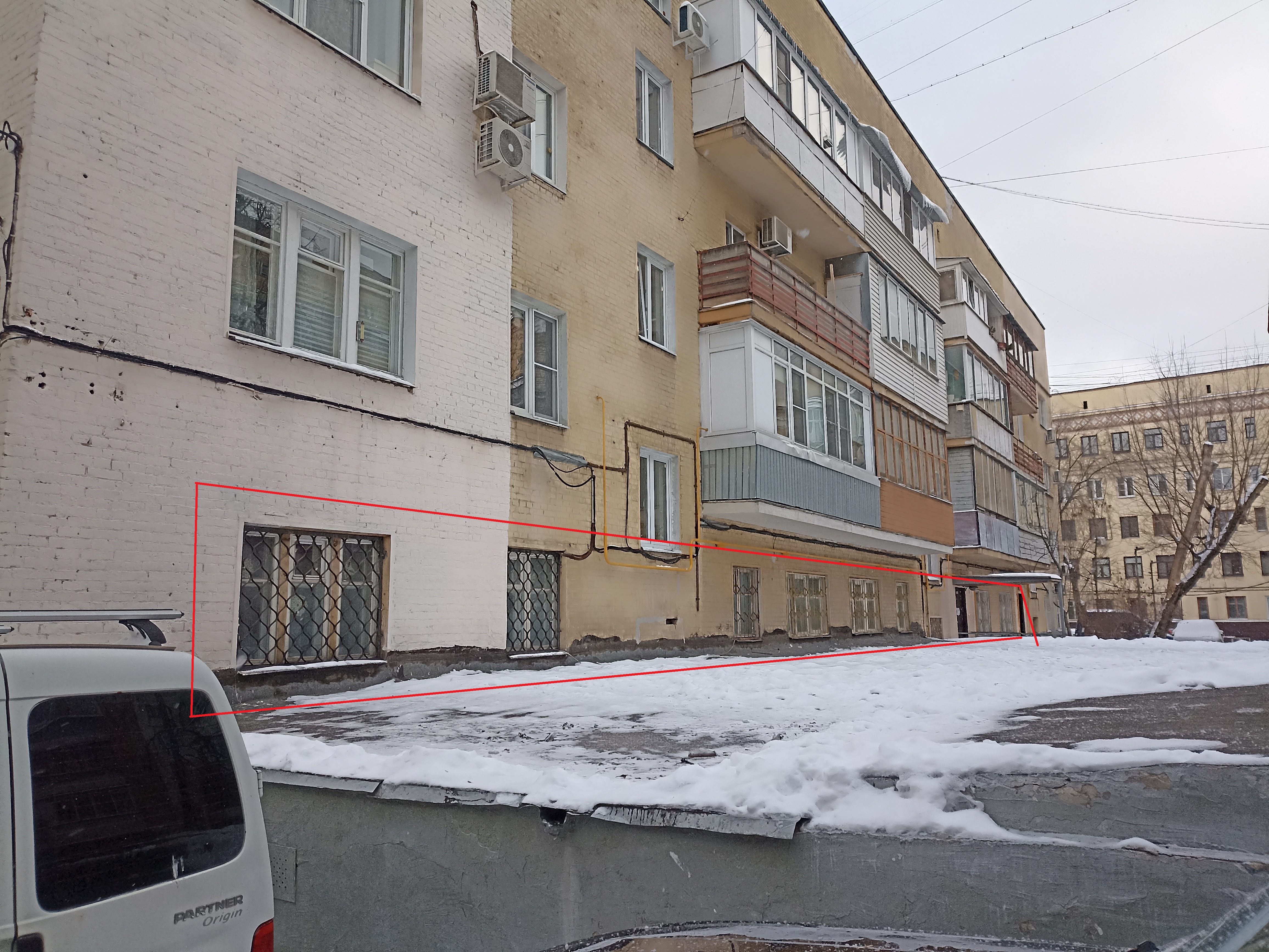 ГП16955834.Нежилое помещение.Фасад здания с выделенными окнами реализуемого объекта.jpg