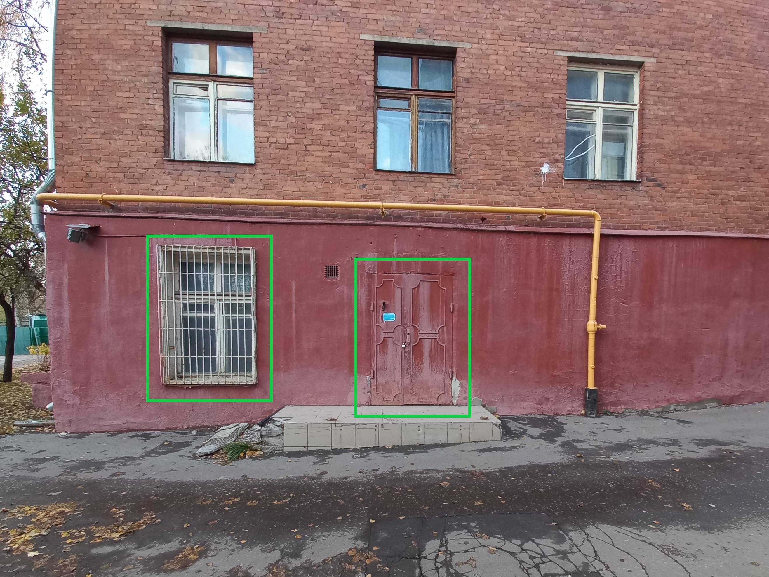 ГП16804249.Нежилое помещение.Фасад здания с выделенными окнами реализуемого объекта_2.jpg