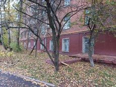 ГП16804249.Нежилое помещение.Фасад здания с выделенными окнами реализуемого объекта.jpg