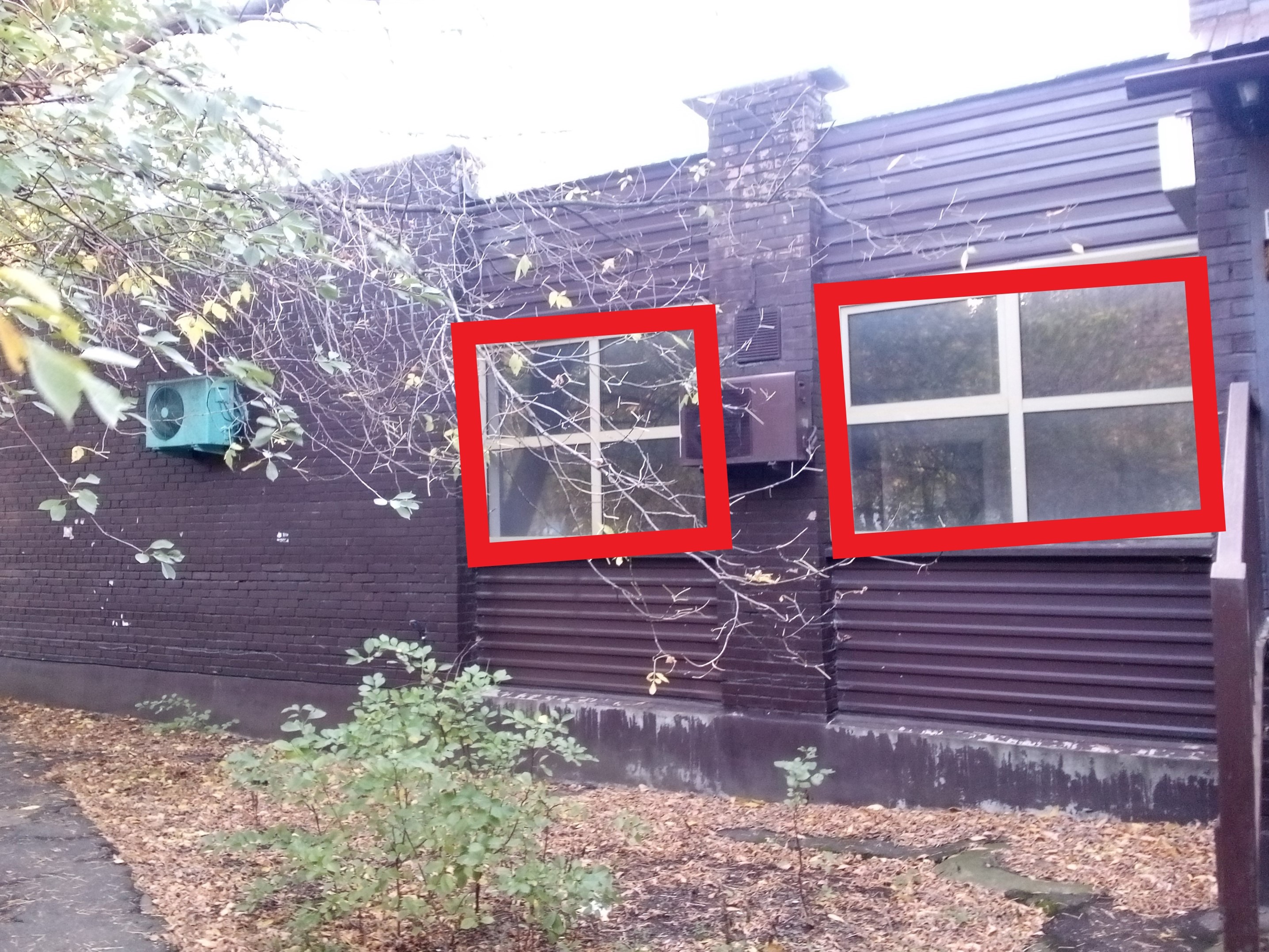 ГП16834031.Нежилое помещение.Фасад здания с выделенными окнами реализуемого объекта_2.jpg