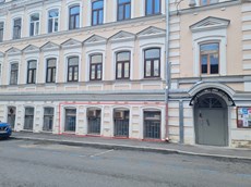 ГП16960909.Нежилое помещение.Фасад здания с выделенными окнами реализуемого объекта.jpg