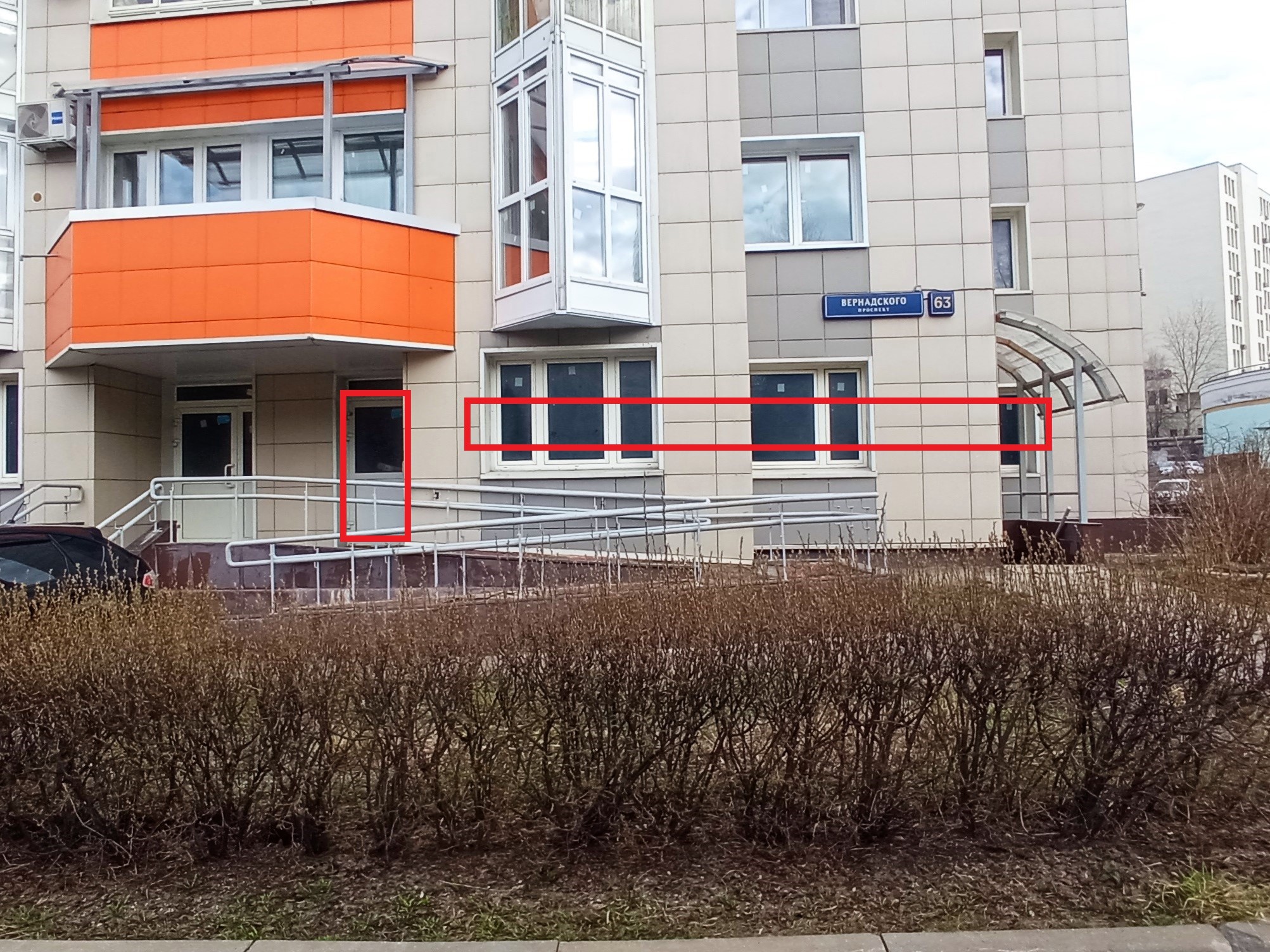 ГП16961278.Нежилое помещение.Фасад здания с выделенными окнами реализуемого объекта_2.jpg