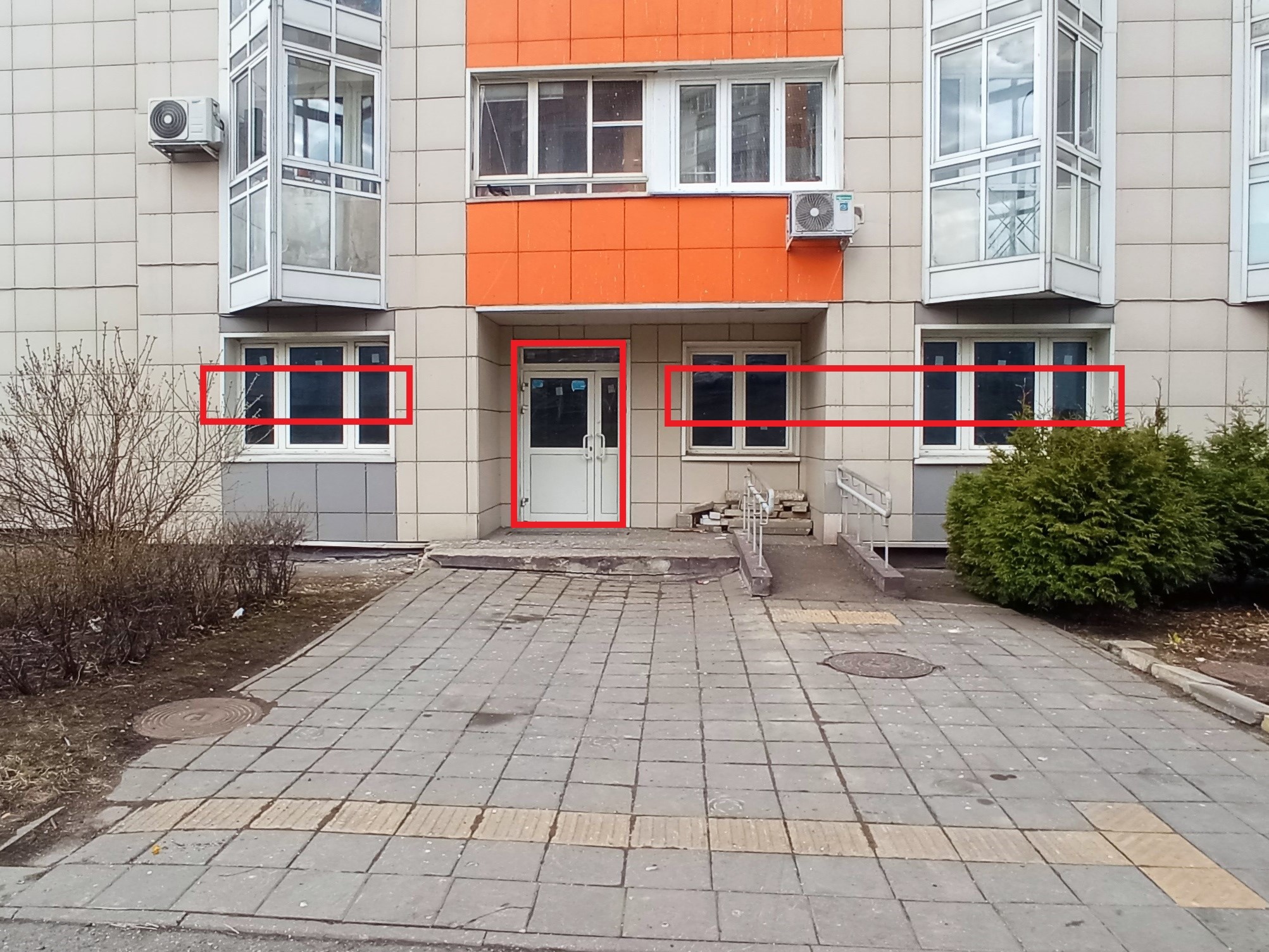 ГП16961278.Нежилое помещение.Фасад здания с выделенными окнами реализуемого объекта.jpg