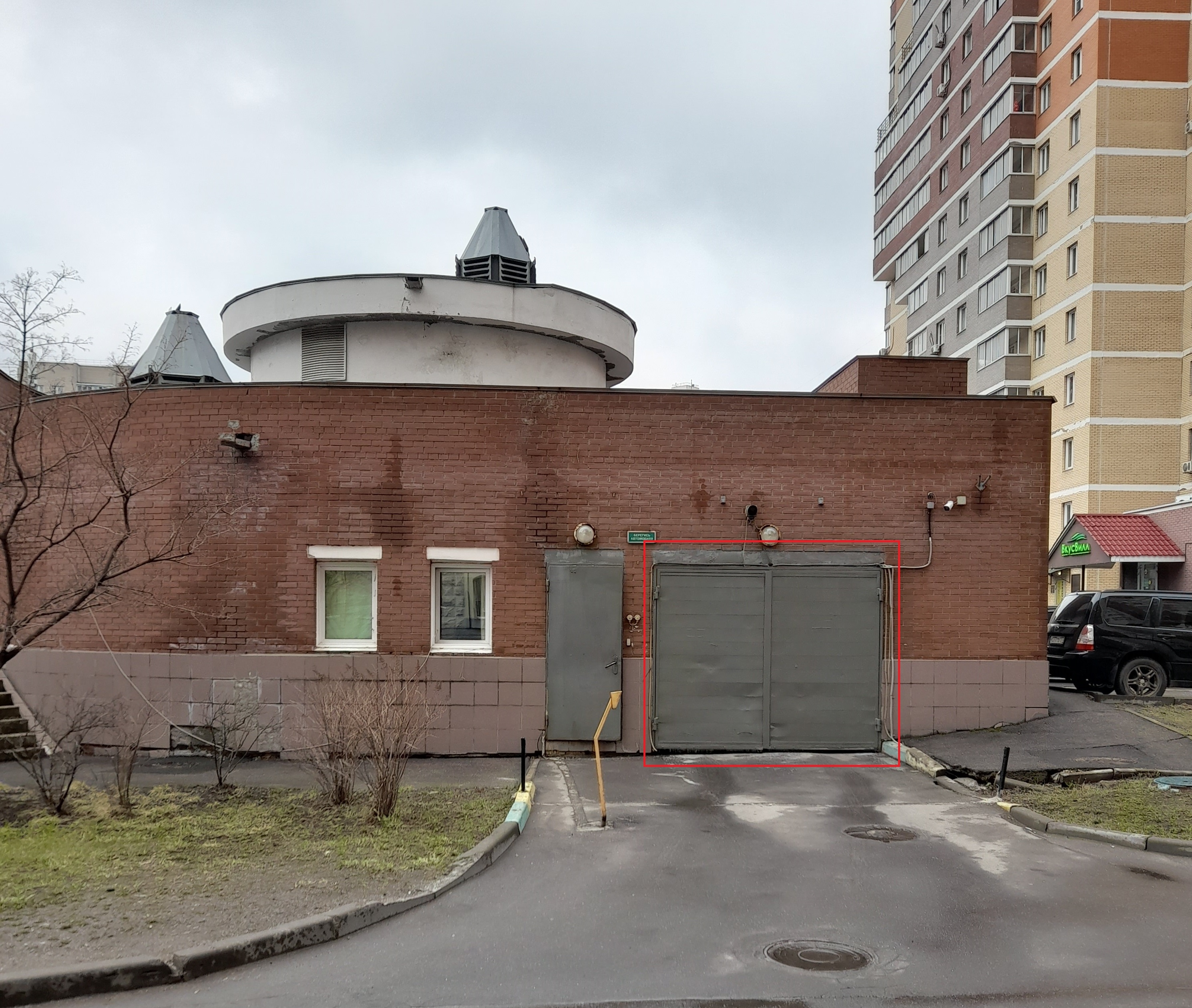 ГП16936347.Машино-место.Фасад здания с выделенными окнами реализуемого объекта_3.jpg