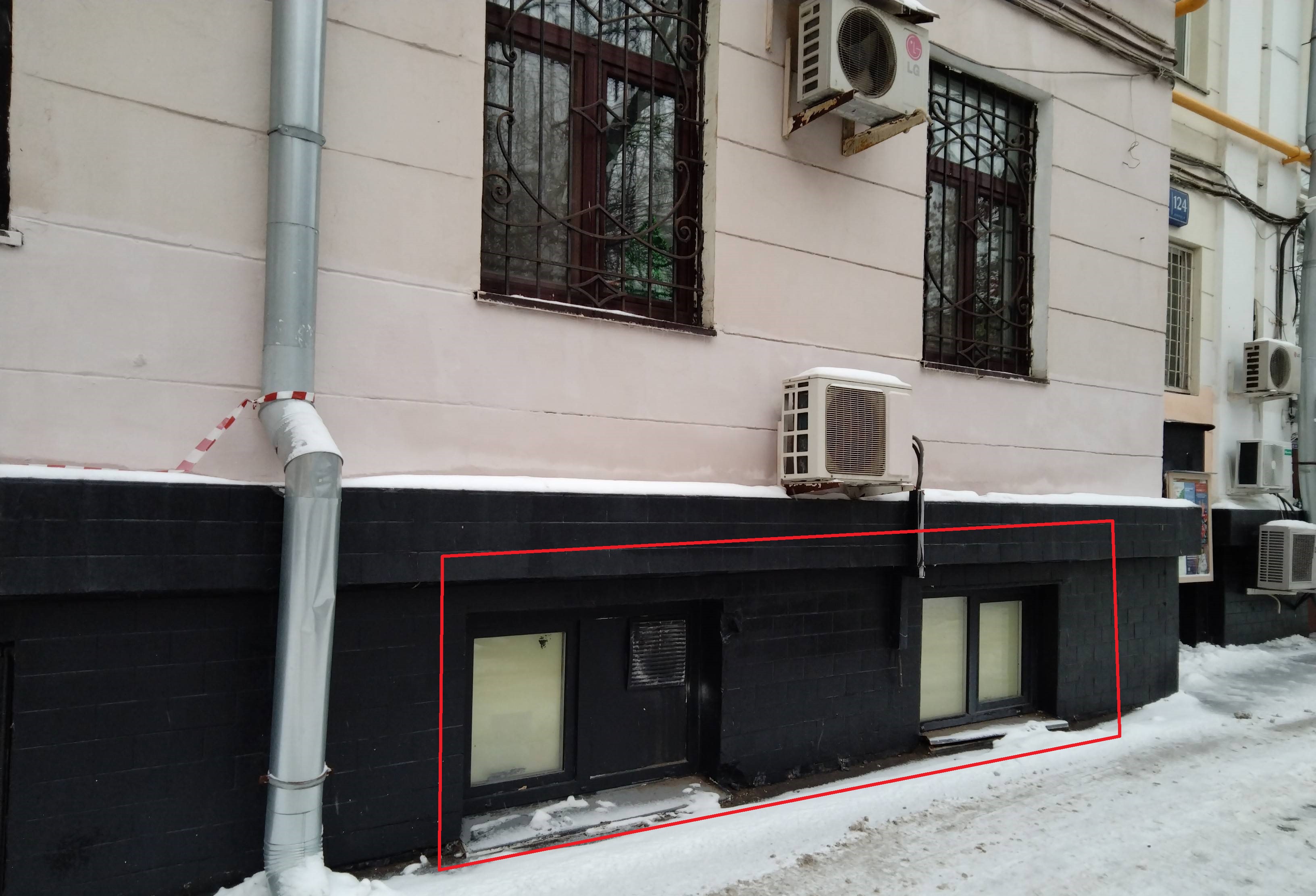 ГП16940448.Нежилое помещение.Фасад здания с выделенными окнами реализуемого объекта.jpg